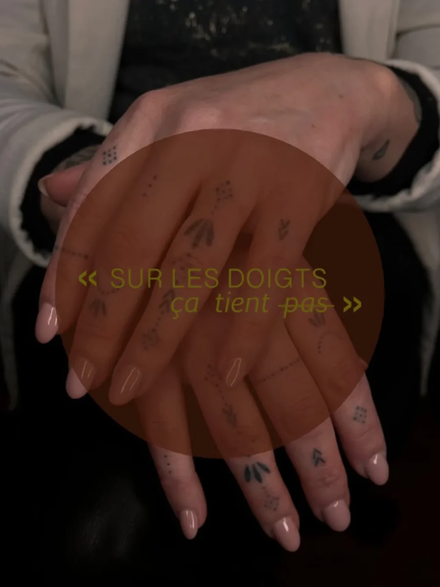 Tatouage handpoke ornemental — mains & doigts, par Flori Green