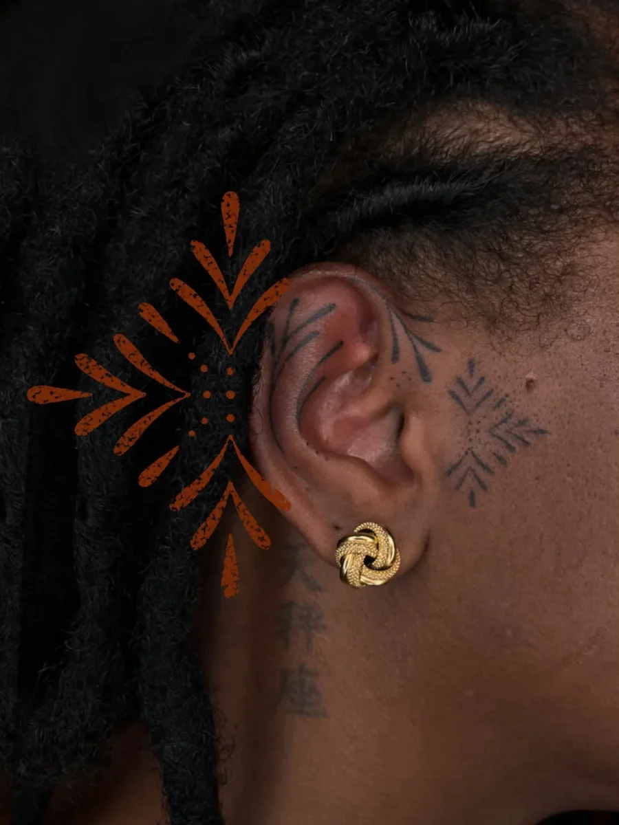 Tatouage handpoke ornemental — oreilles, par Flori Green