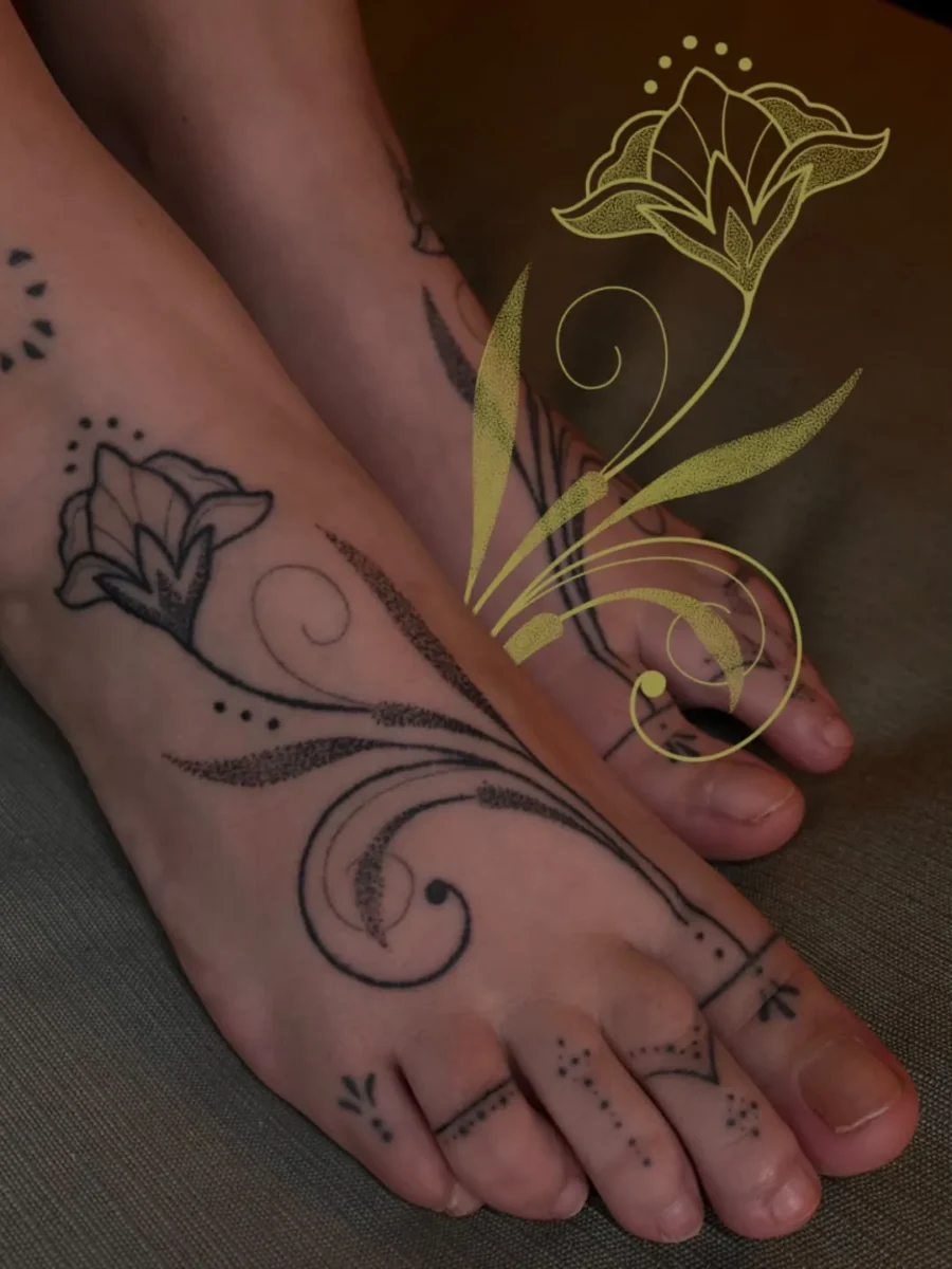 Tatouage handpoke ornemental — pieds & chevilles, par Flori Green