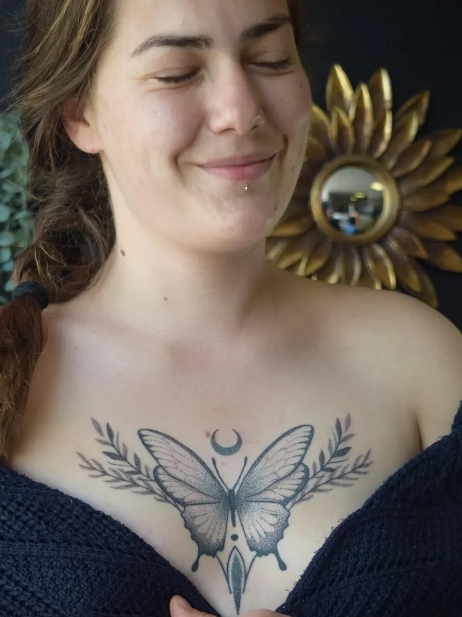 Tatouage handpoke ornemental sur la poitrine ou le torse, réalisé par Flori Green
