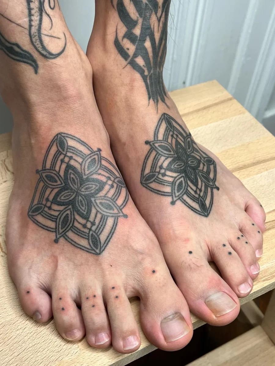 Tatouage handpoke ornemental sur le pied ou la cheville, réalisé par Flori Green