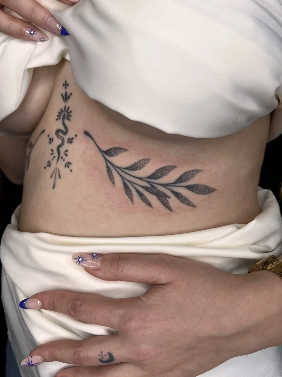 Tatouage handpoke ornemental sur les côtes ou le flanc, réalisé par Flori Green