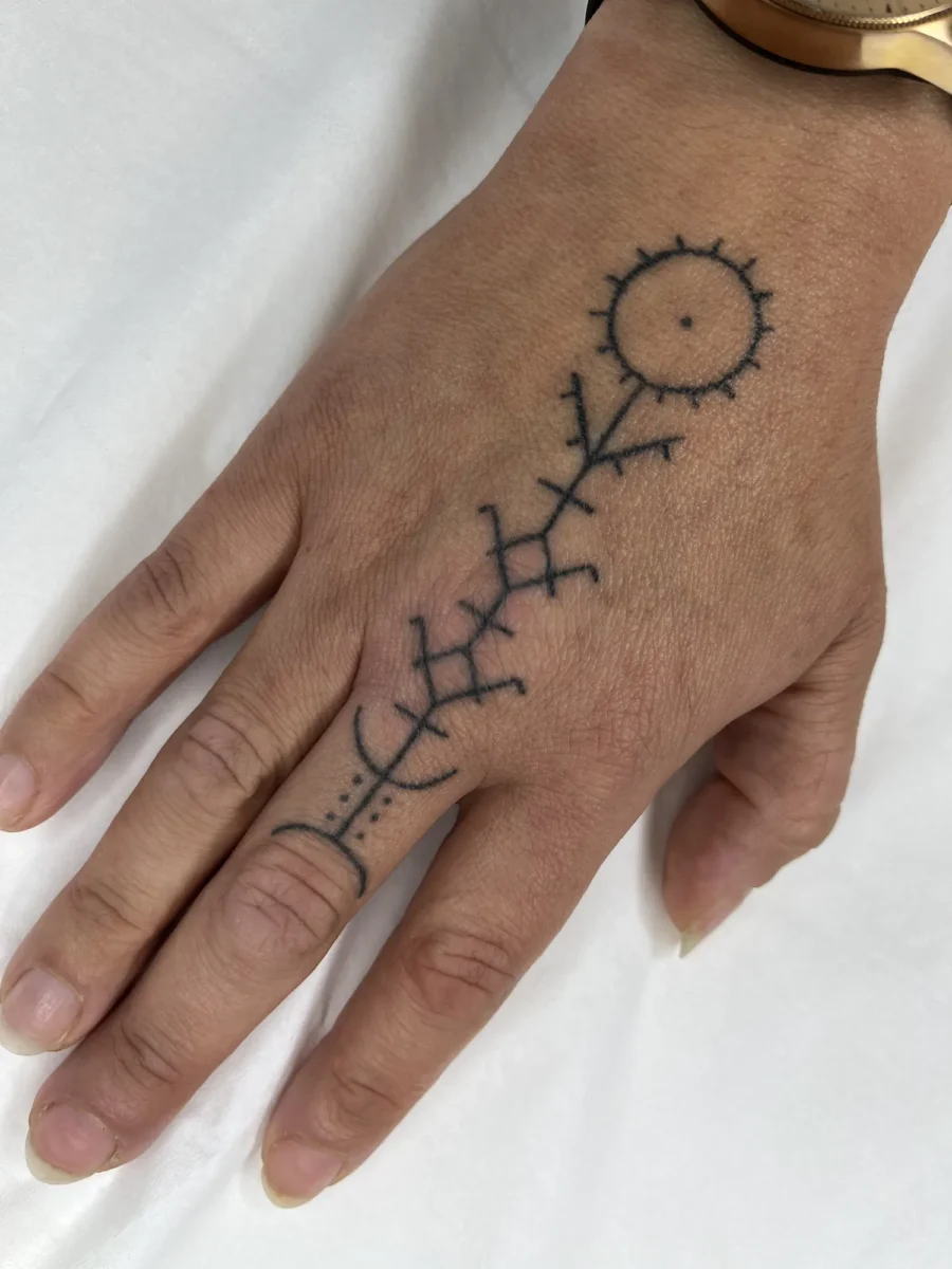 Tatouage handpoke ornemental sur la main ou les doigts, réalisé par Flori Green