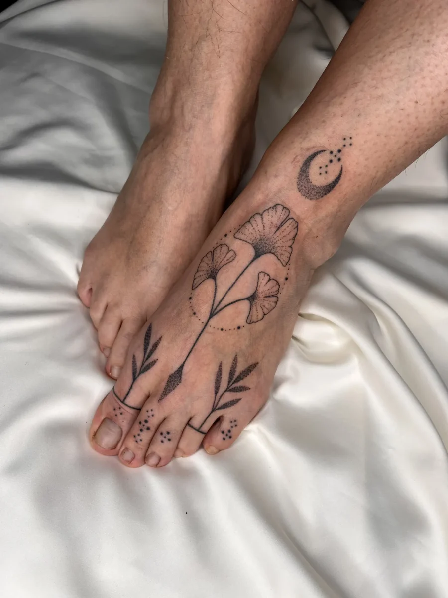 Tatouage handpoke ornemental sur le pied ou la cheville, réalisé par Flori Green