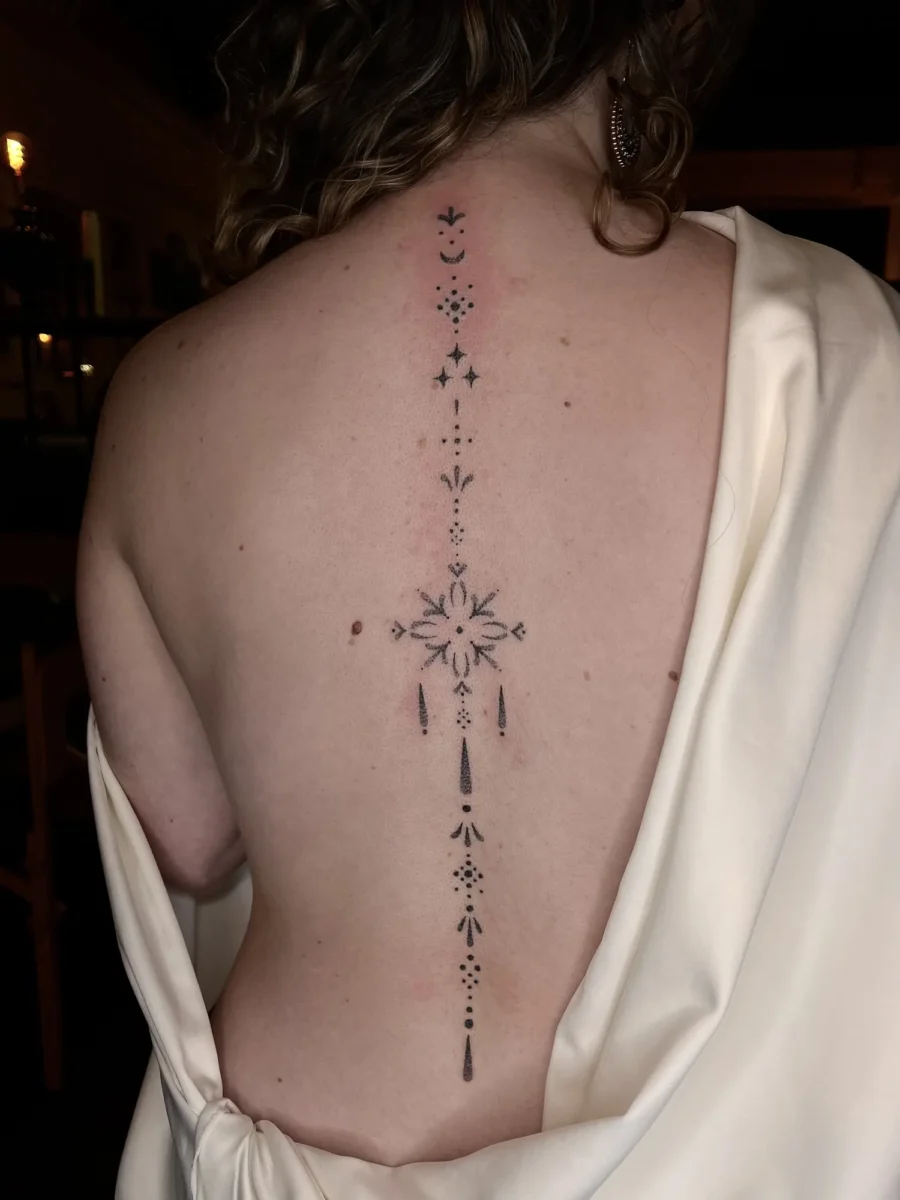 Tatouage handpoke ornemental dans le dos ou sur la nuque, réalisé par Flori Green
