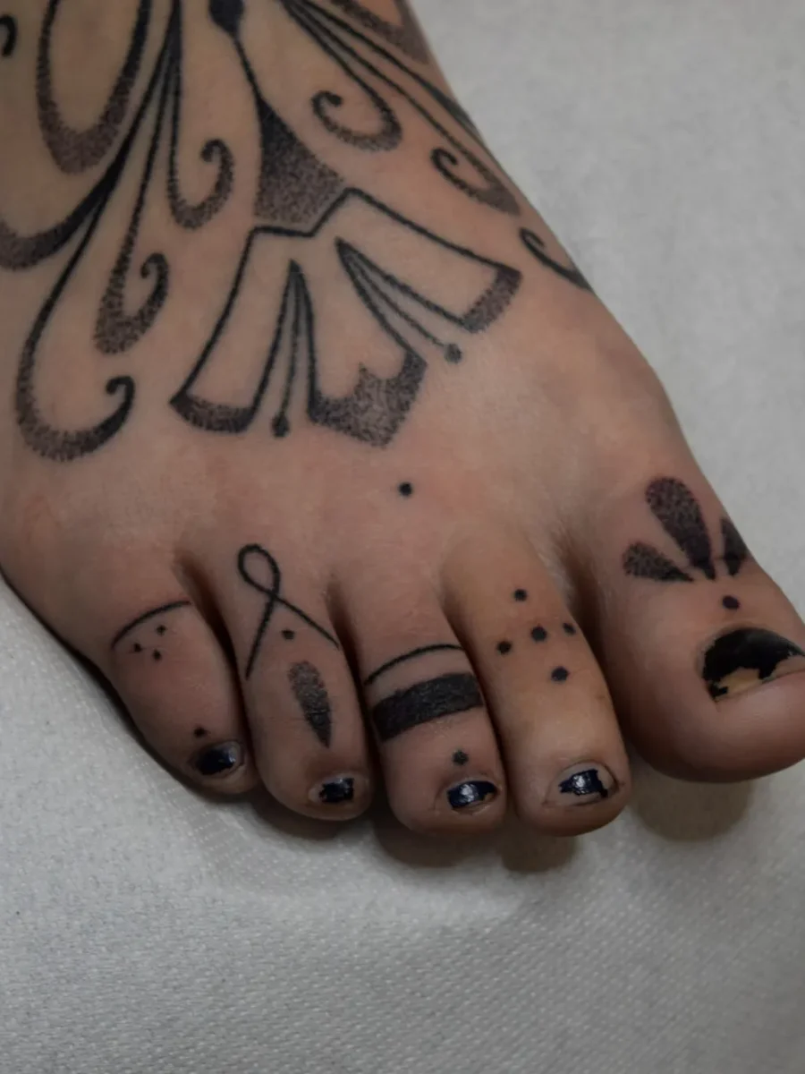 Tatouage handpoke ornemental sur le pied ou la cheville, réalisé par Flori Green