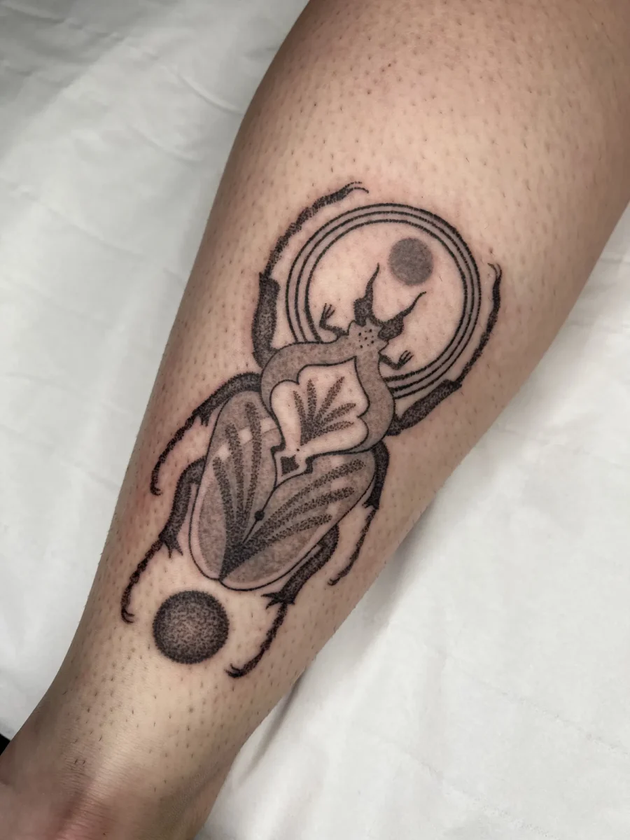 Tatouage handpoke ornemental sur le bras ou la jambe, réalisé par Flori Green