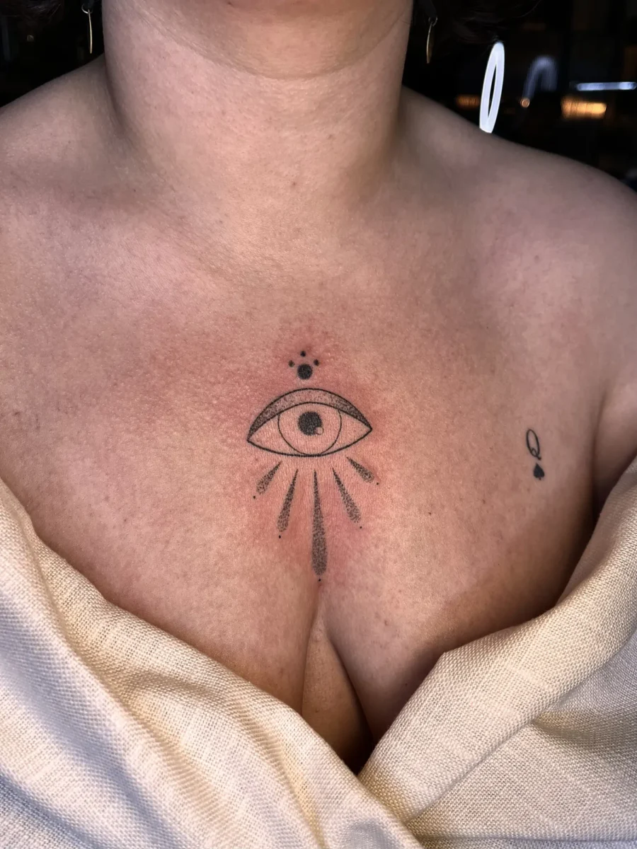 Tatouage handpoke ornemental sur la poitrine ou le torse, réalisé par Flori Green
