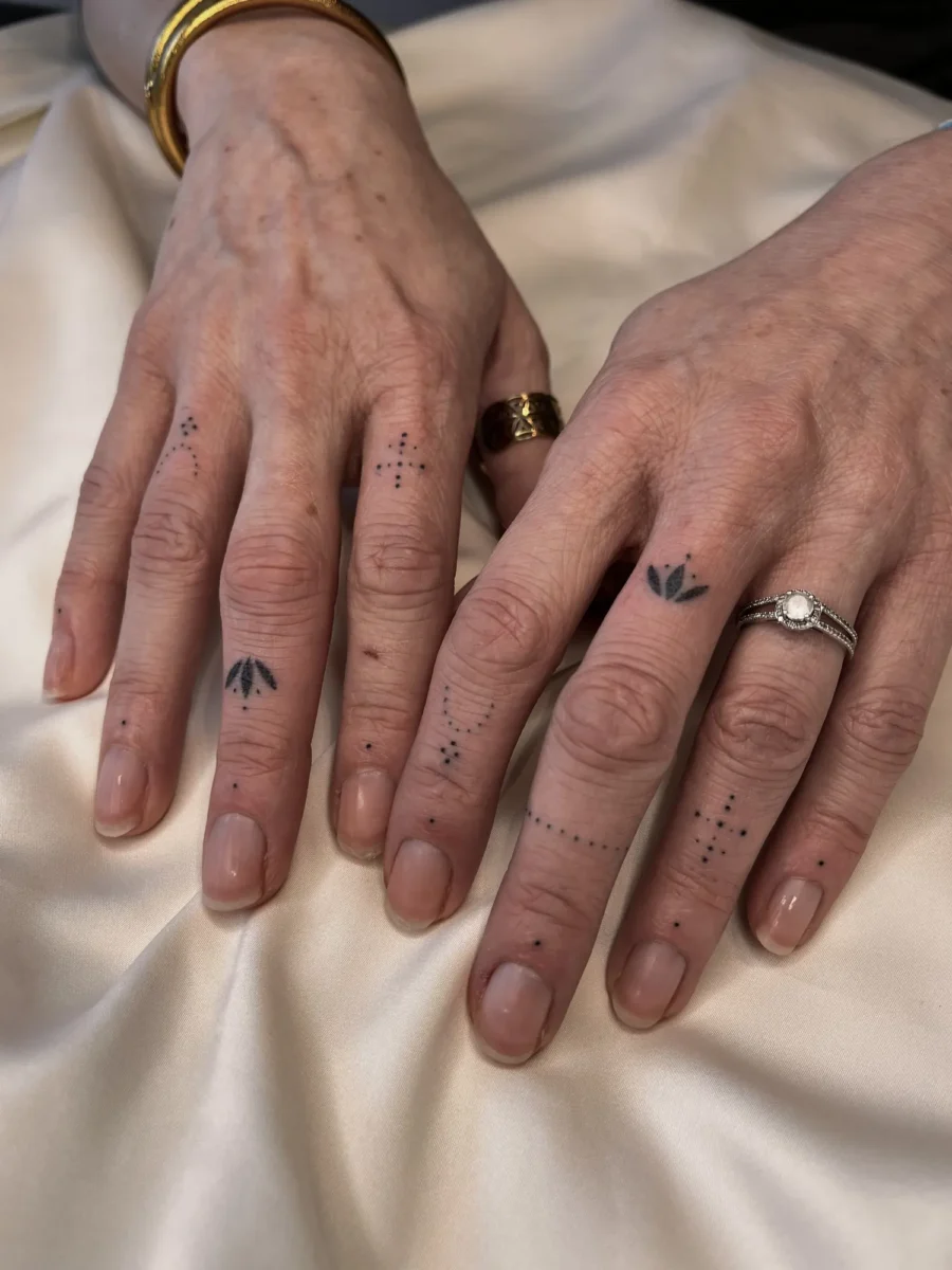 Tatouage handpoke ornemental sur la main ou les doigts, réalisé par Flori Green