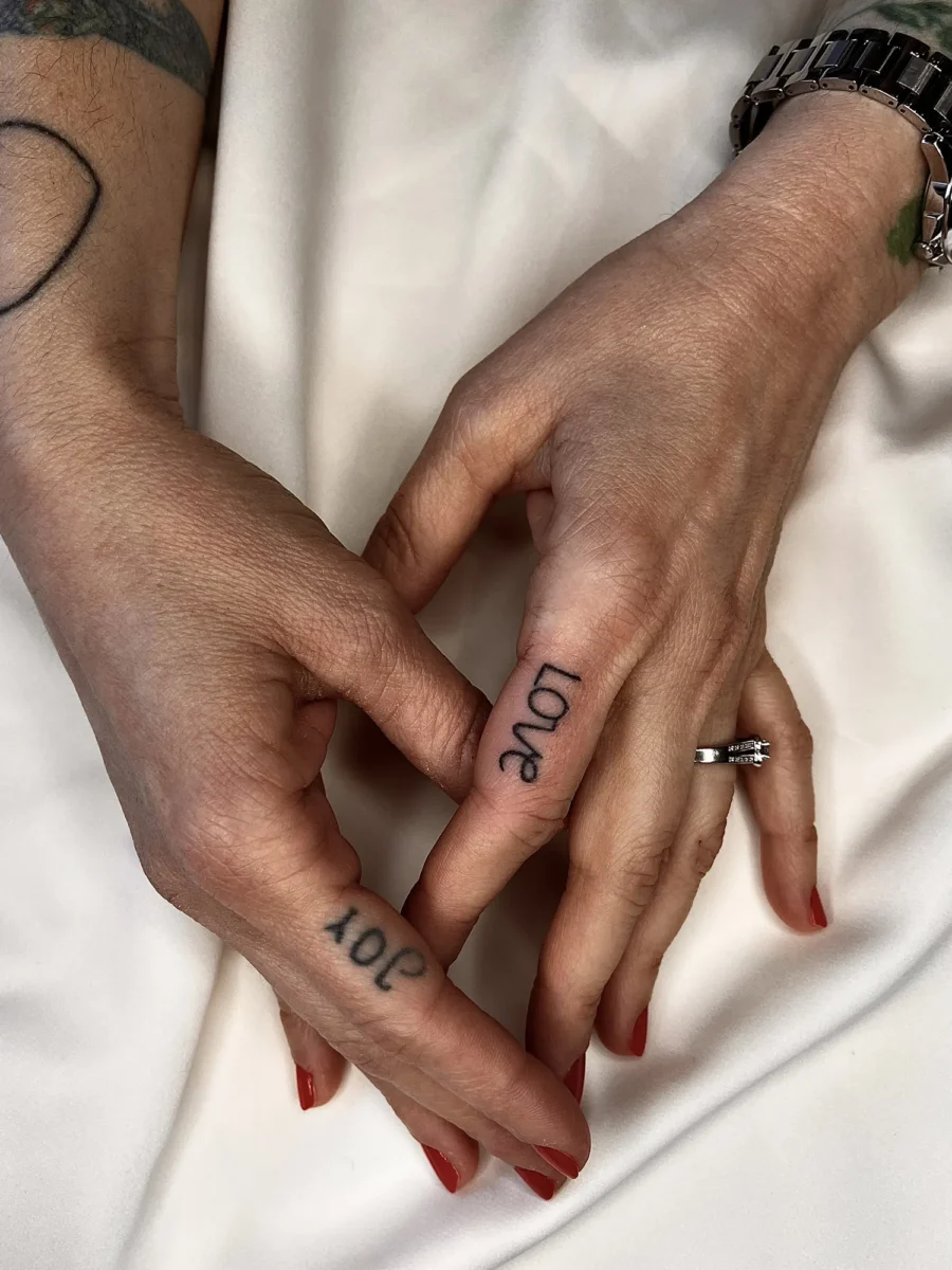 Tatouage handpoke ornemental sur la main ou les doigts, réalisé par Flori Green