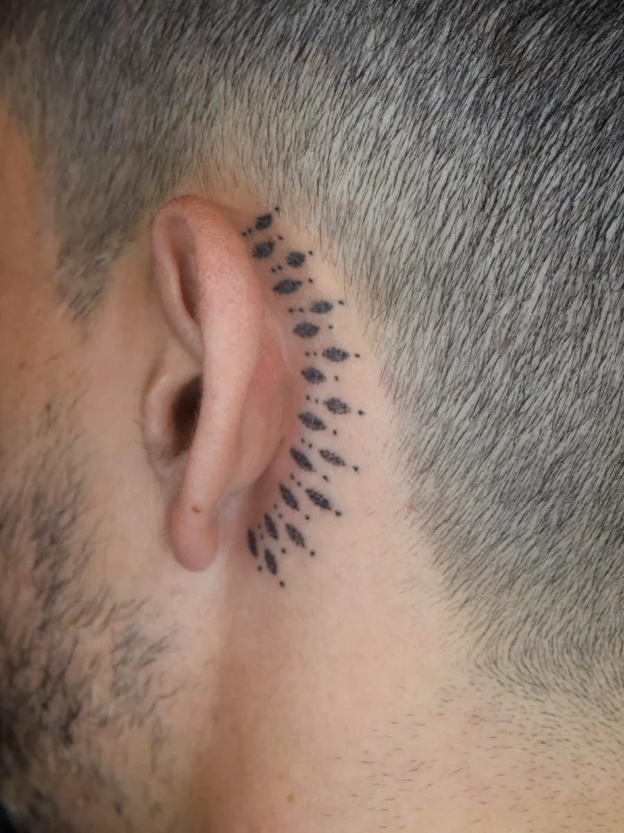 Tatouage handpoke ornemental dans le dos ou sur la nuque, réalisé par Flori Green