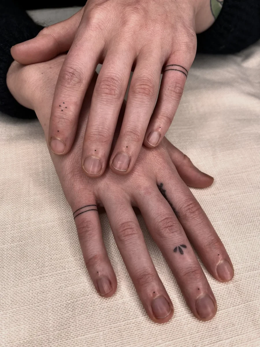 Tatouage handpoke ornemental sur la main ou les doigts, réalisé par Flori Green