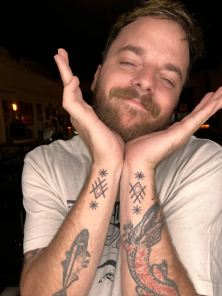 Tatouage handpoke ornemental sur la main ou les doigts, réalisé par Flori Green