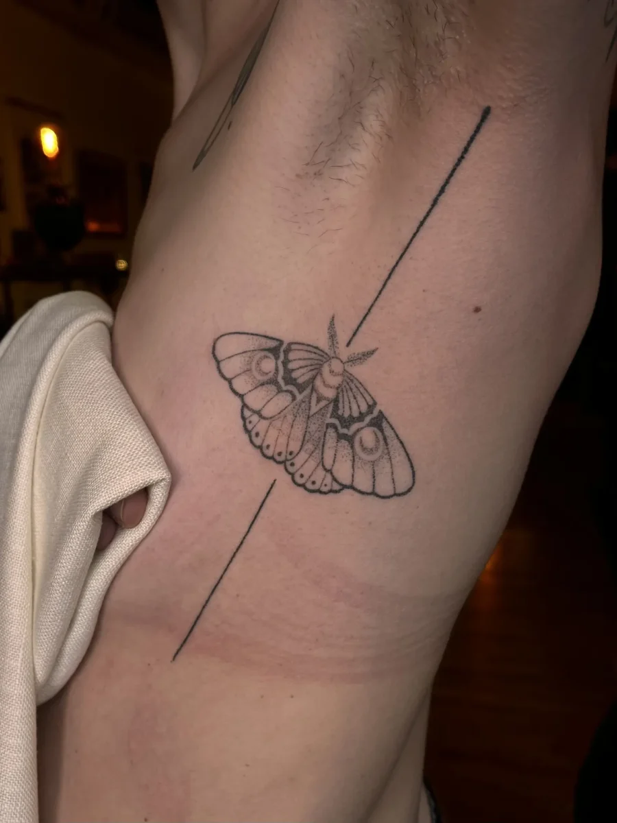 Tatouage handpoke ornemental sur le bras ou la jambe, réalisé par Flori Green