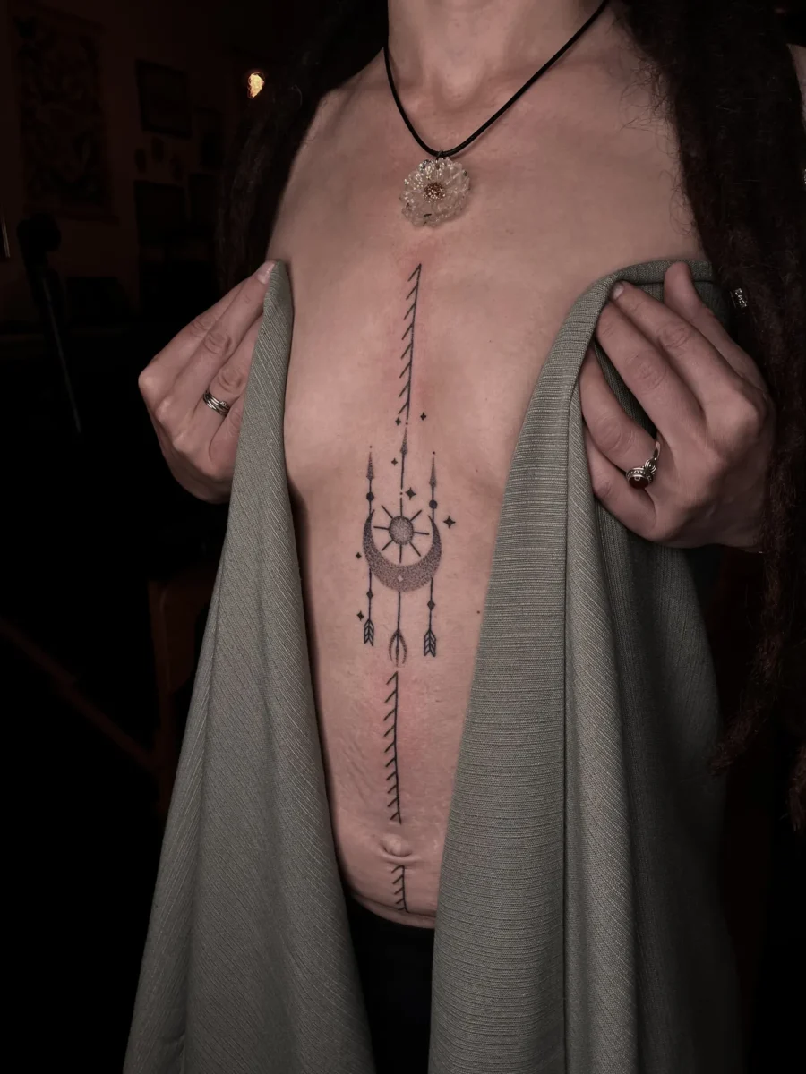 Tatouage handpoke ornemental sur la poitrine ou le torse, réalisé par Flori Green
