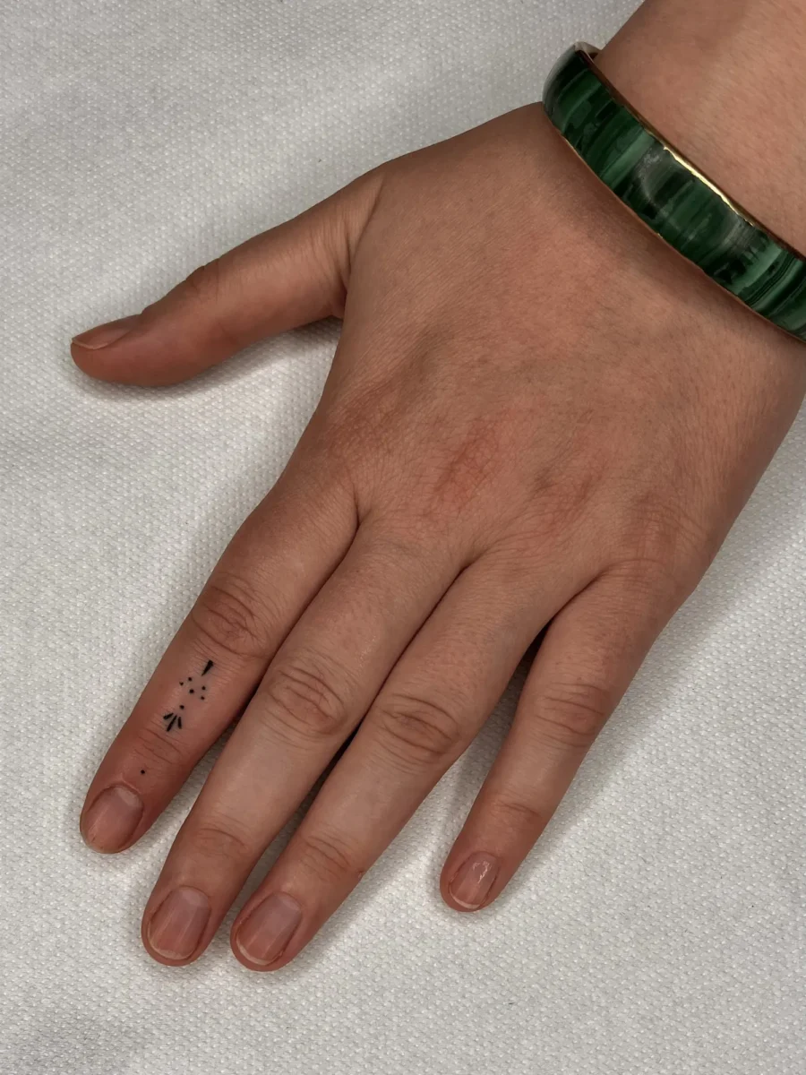 Tatouage handpoke ornemental sur la main ou les doigts, réalisé par Flori Green