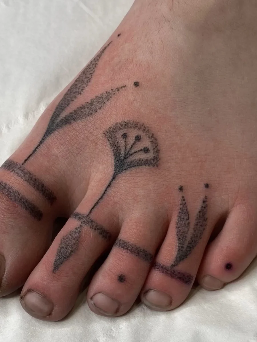 Tatouage handpoke ornemental sur le pied ou la cheville, réalisé par Flori Green