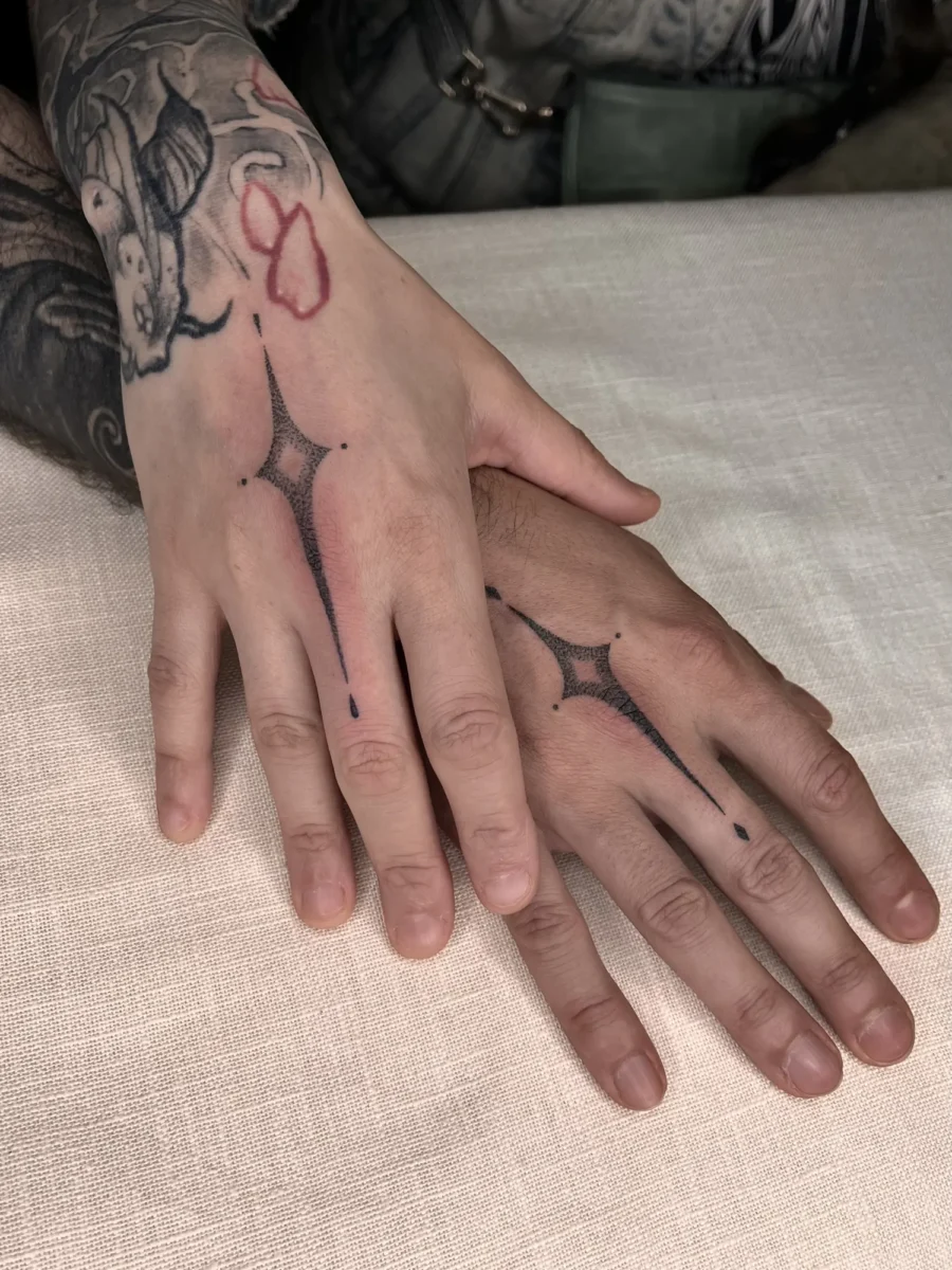 Tatouage handpoke ornemental sur la main ou les doigts, réalisé par Flori Green