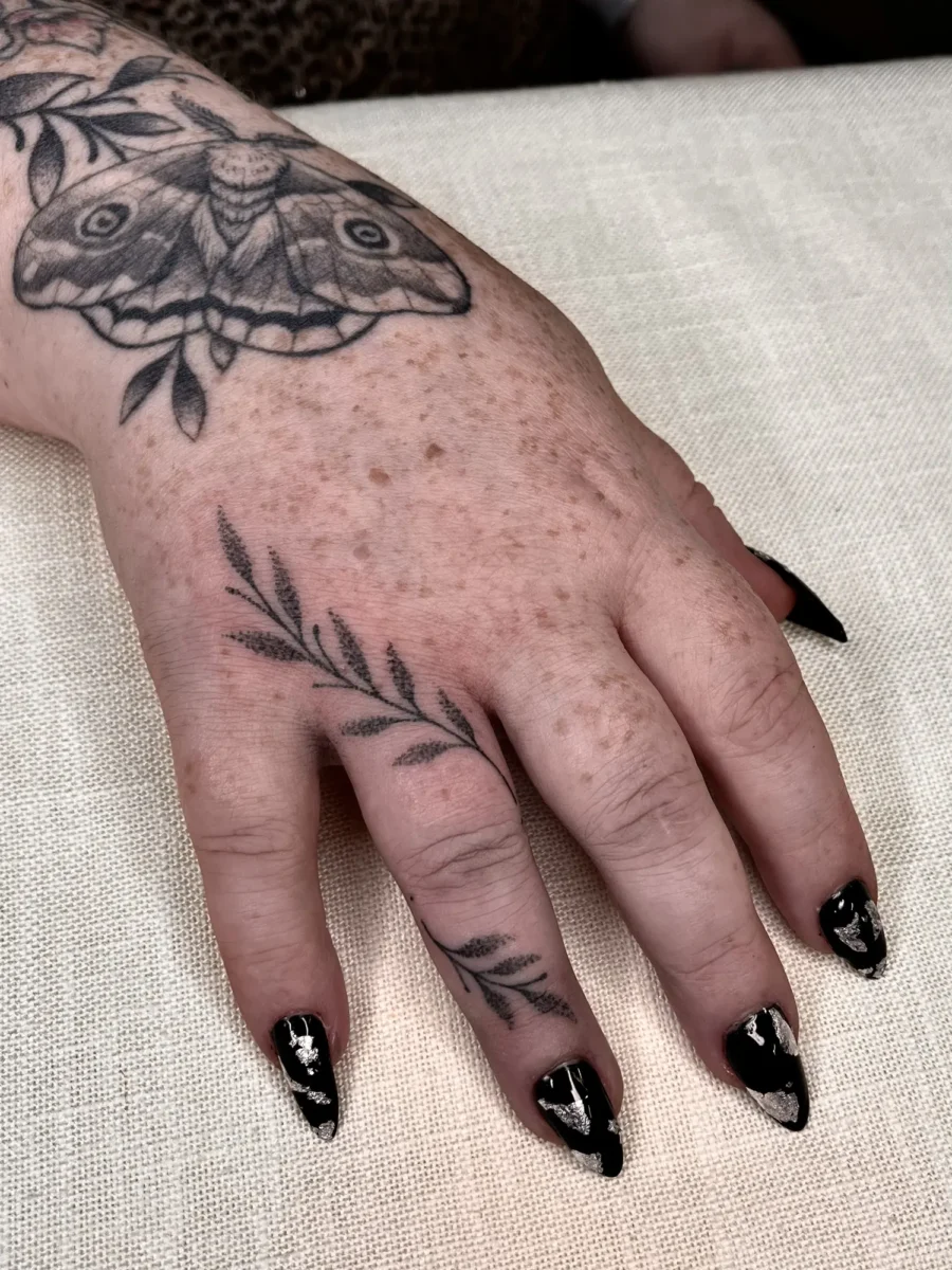 Tatouage handpoke ornemental sur la main ou les doigts, réalisé par Flori Green