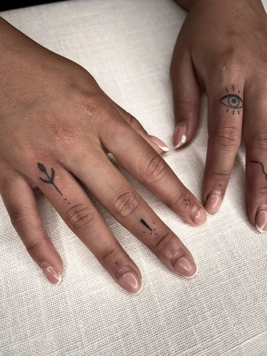 Tatouage handpoke ornemental sur la main ou les doigts, réalisé par Flori Green