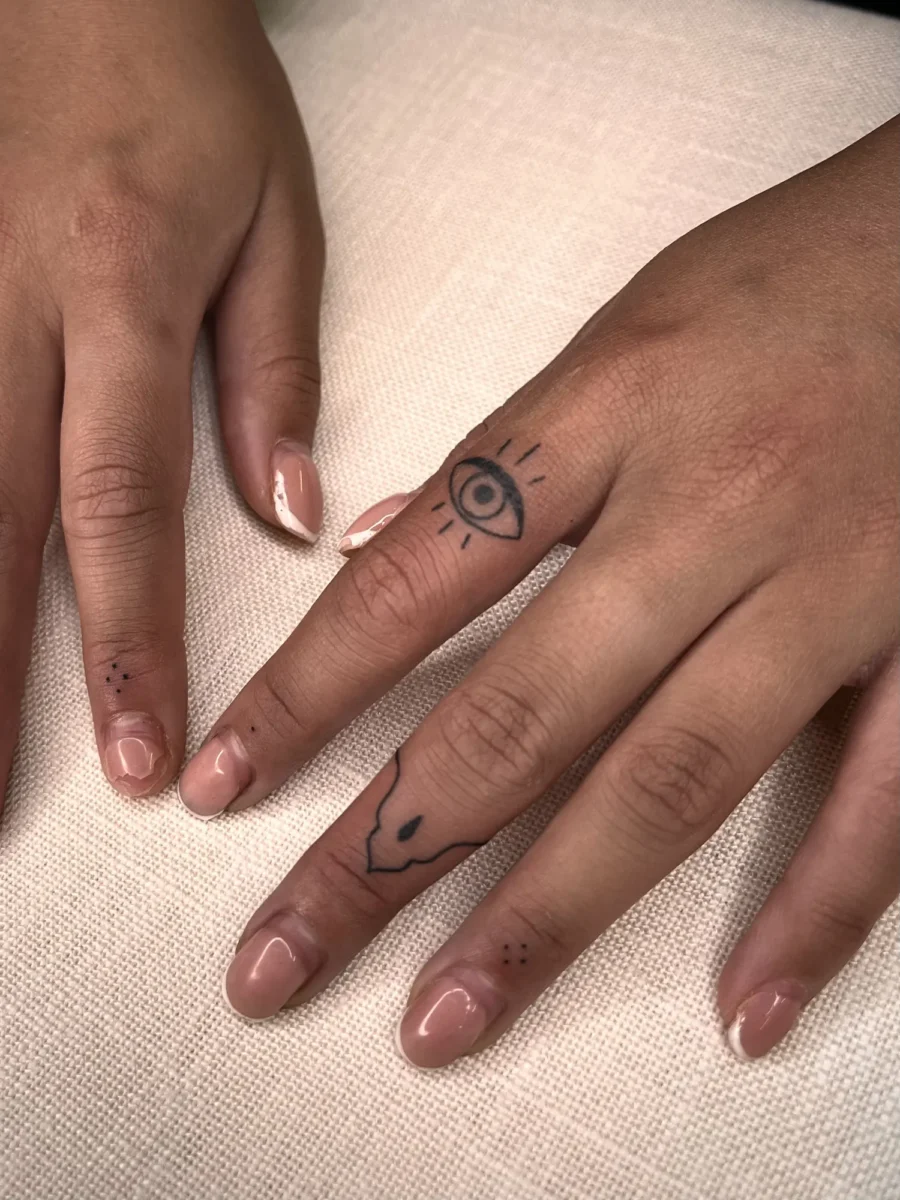 Tatouage handpoke ornemental sur la main ou les doigts, réalisé par Flori Green