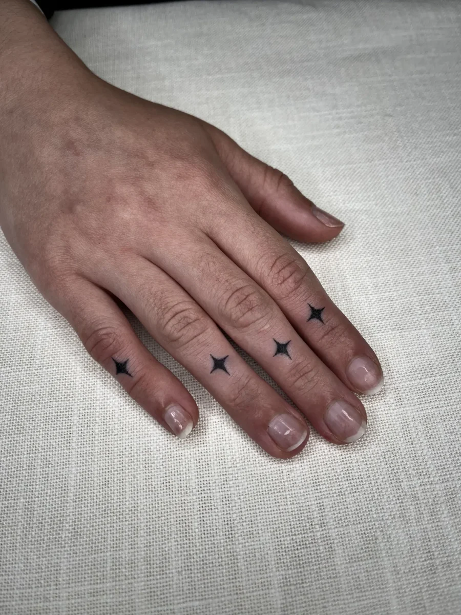 Tatouage handpoke ornemental sur la main ou les doigts, réalisé par Flori Green