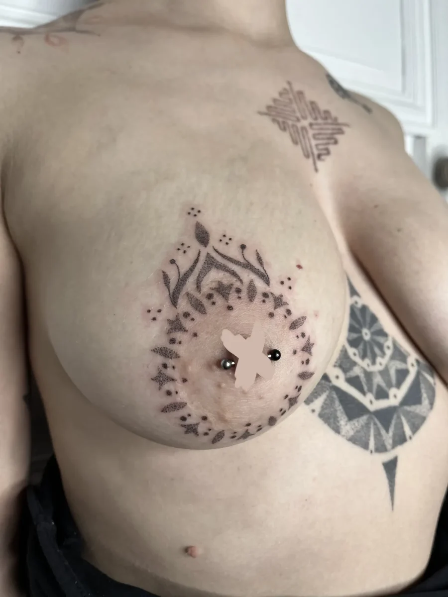 Tatouage handpoke ornemental sur la poitrine ou le torse, réalisé par Flori Green