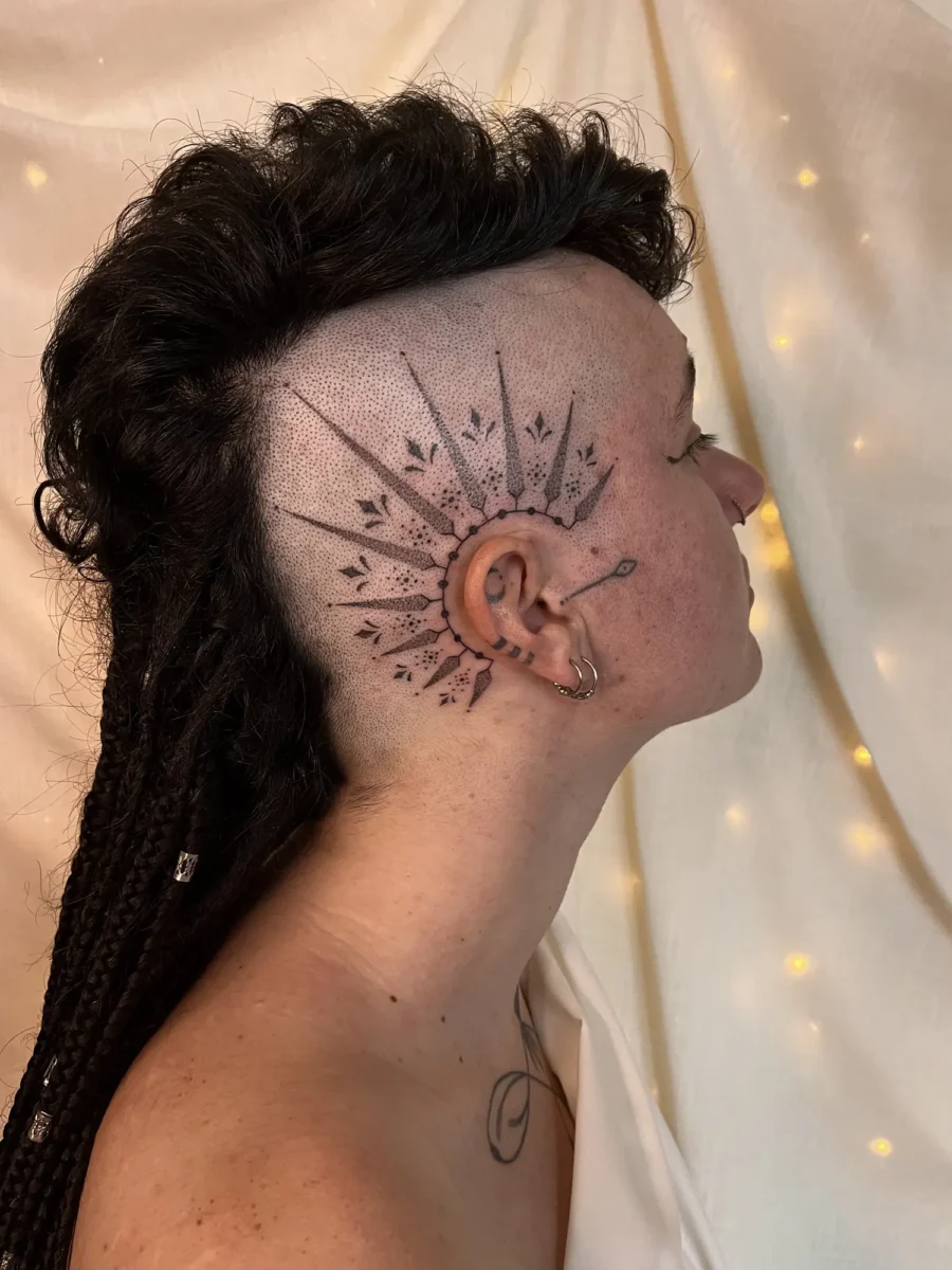Tatouage handpoke ornemental sur le visage ou la tête, réalisé par Flori Green