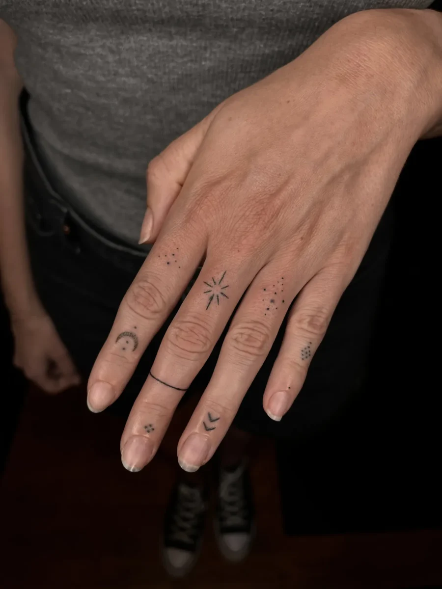 Tatouage handpoke ornemental sur la main ou les doigts, réalisé par Flori Green