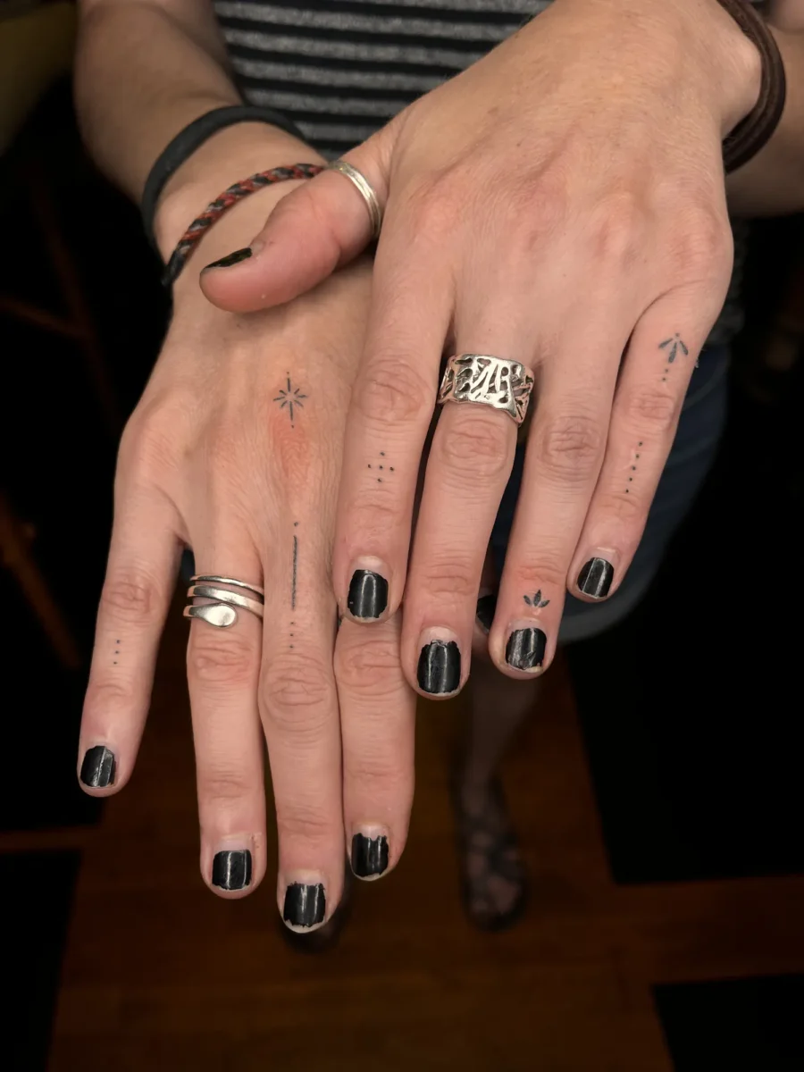 Tatouage handpoke ornemental sur la main ou les doigts, réalisé par Flori Green