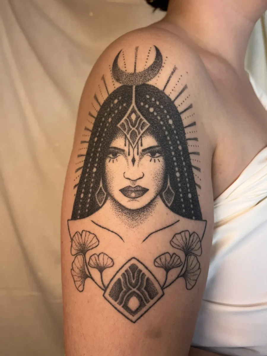 Tatouage handpoke ornemental sur le bras ou la jambe, réalisé par Flori Green