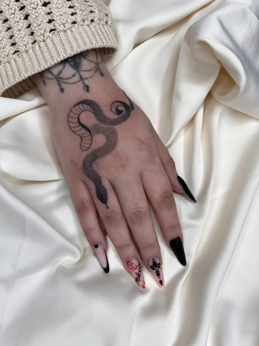 Tatouage handpoke ornemental sur la main ou les doigts, réalisé par Flori Green