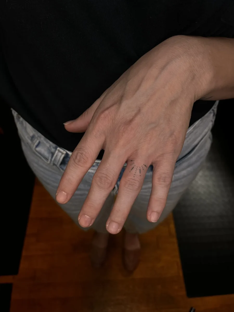 Tatouage handpoke ornemental sur la main ou les doigts, réalisé par Flori Green
