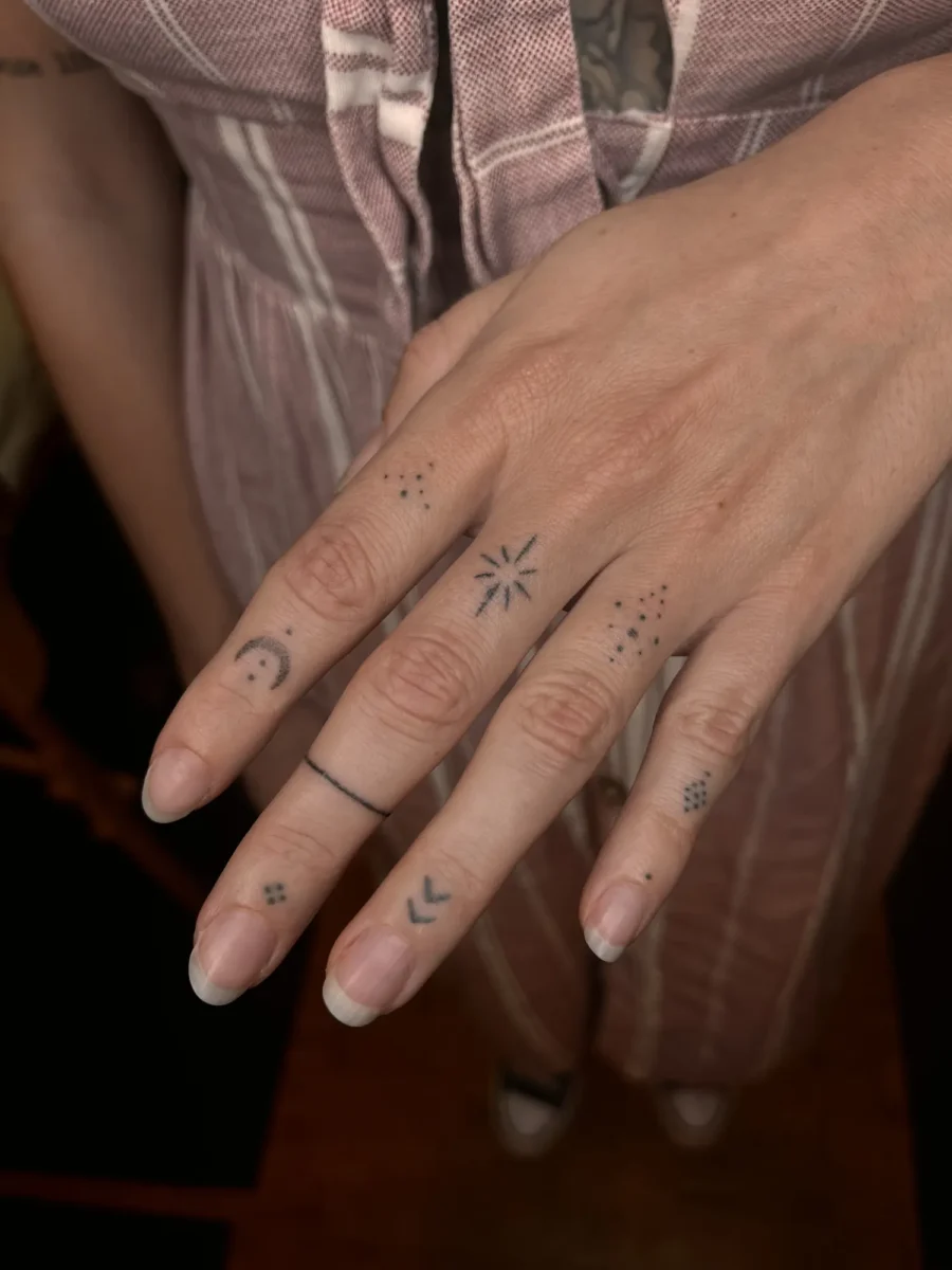 Tatouage handpoke ornemental sur la main ou les doigts, réalisé par Flori Green