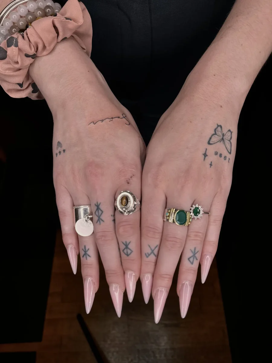 Tatouage handpoke ornemental sur la main ou les doigts, réalisé par Flori Green