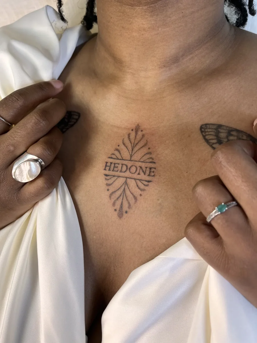 Tatouage handpoke ornemental sur la poitrine ou le torse, réalisé par Flori Green
