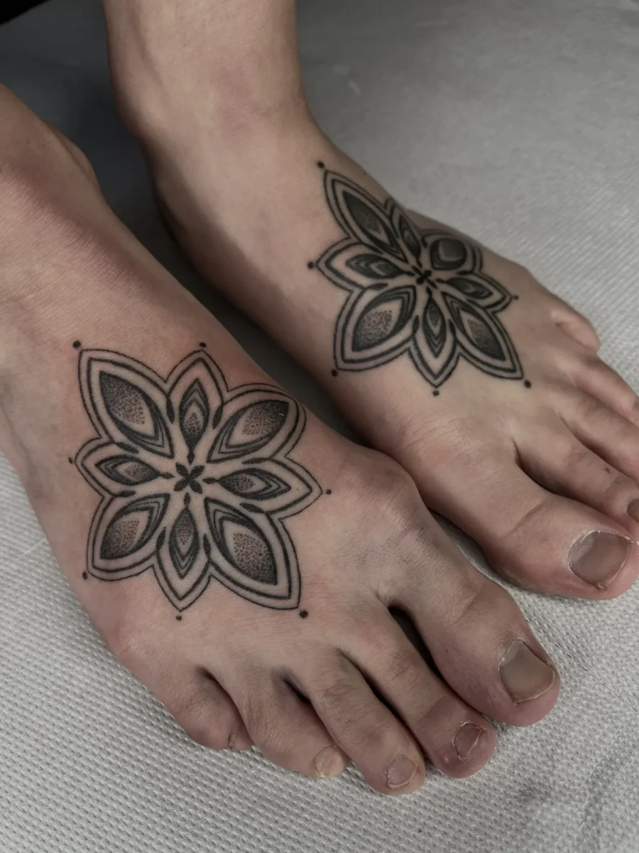 Tatouage handpoke ornemental sur le pied ou la cheville, réalisé par Flori Green