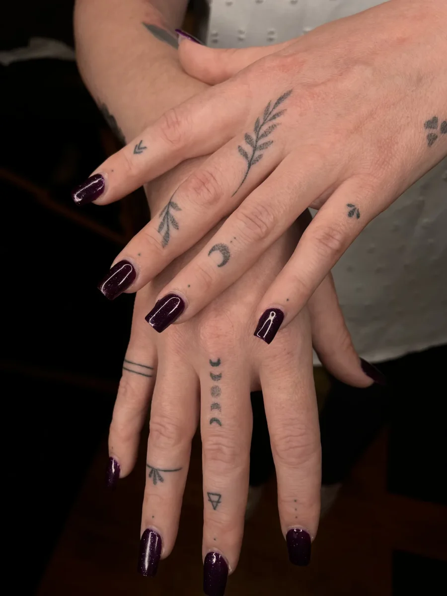 Tatouage handpoke ornemental sur la main ou les doigts, réalisé par Flori Green