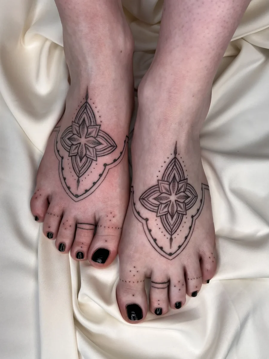 Tatouage handpoke ornemental sur le pied ou la cheville, réalisé par Flori Green