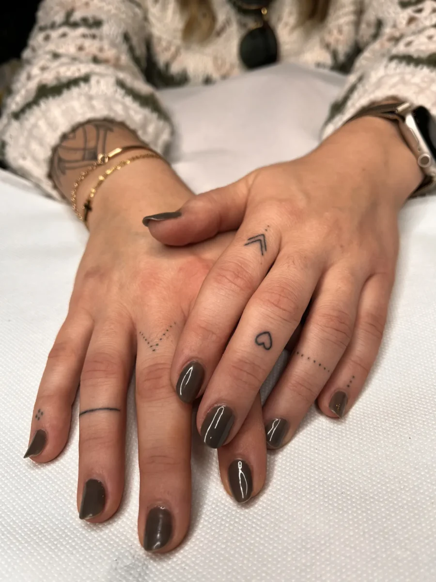 Tatouage handpoke ornemental sur la main ou les doigts, réalisé par Flori Green