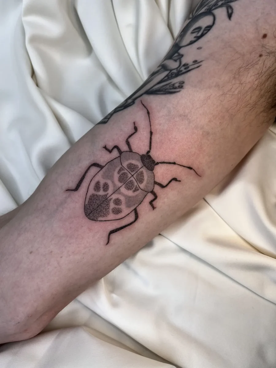 Tatouage handpoke ornemental sur le bras ou la jambe, réalisé par Flori Green