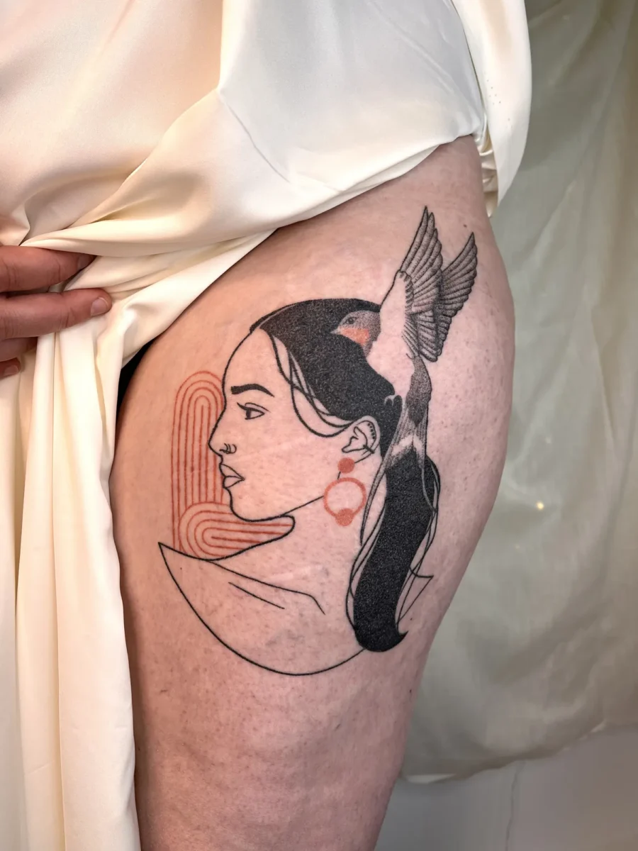 Tatouage handpoke ornemental sur le bras ou la jambe, réalisé par Flori Green