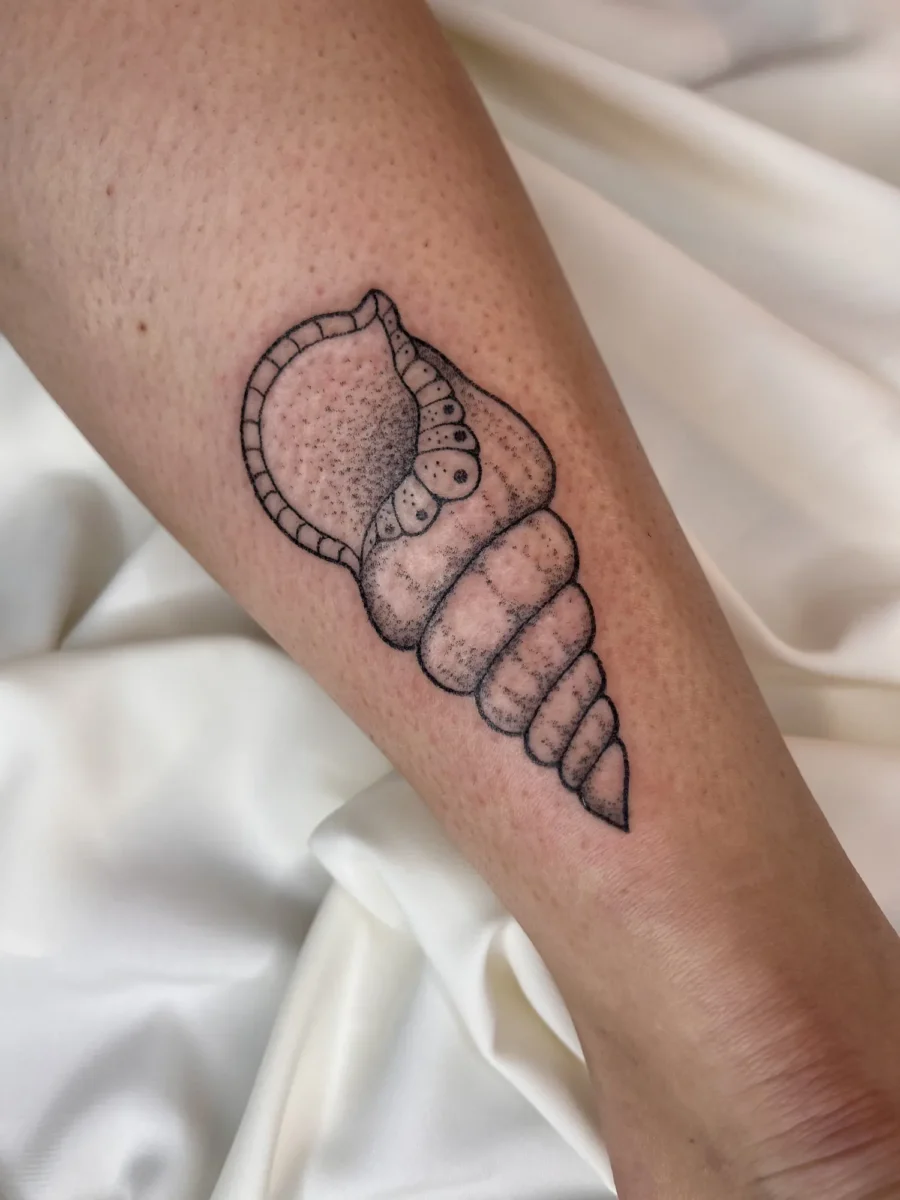 Tatouage handpoke ornemental sur le bras ou la jambe, réalisé par Flori Green