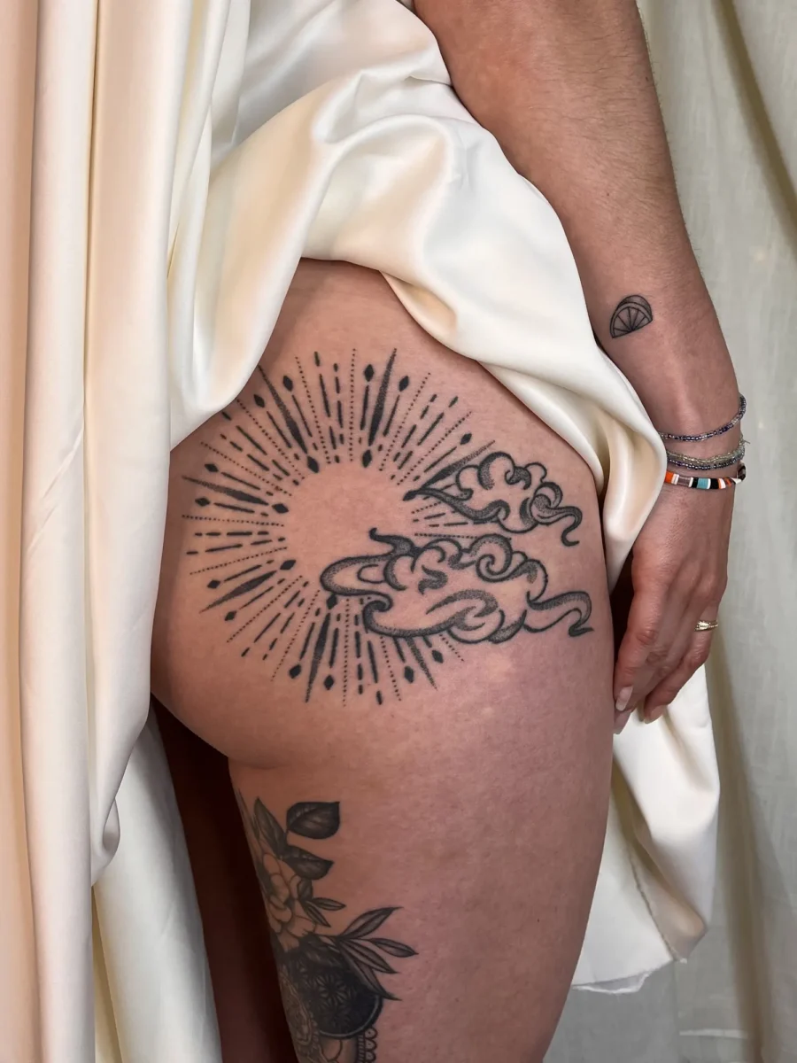 Tatouage handpoke ornemental sur le bras ou la jambe, réalisé par Flori Green