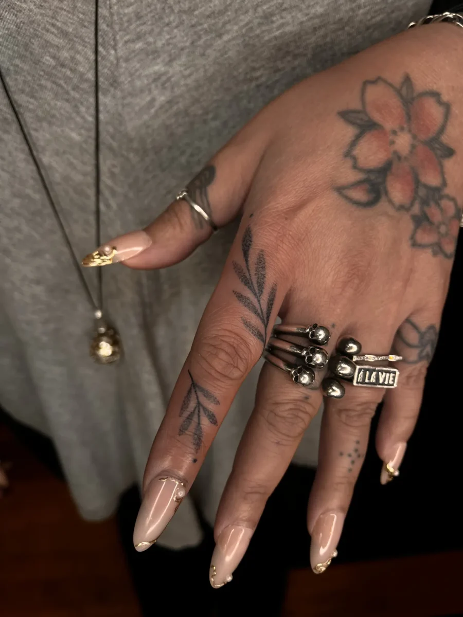 Tatouage handpoke ornemental sur la main ou les doigts, réalisé par Flori Green