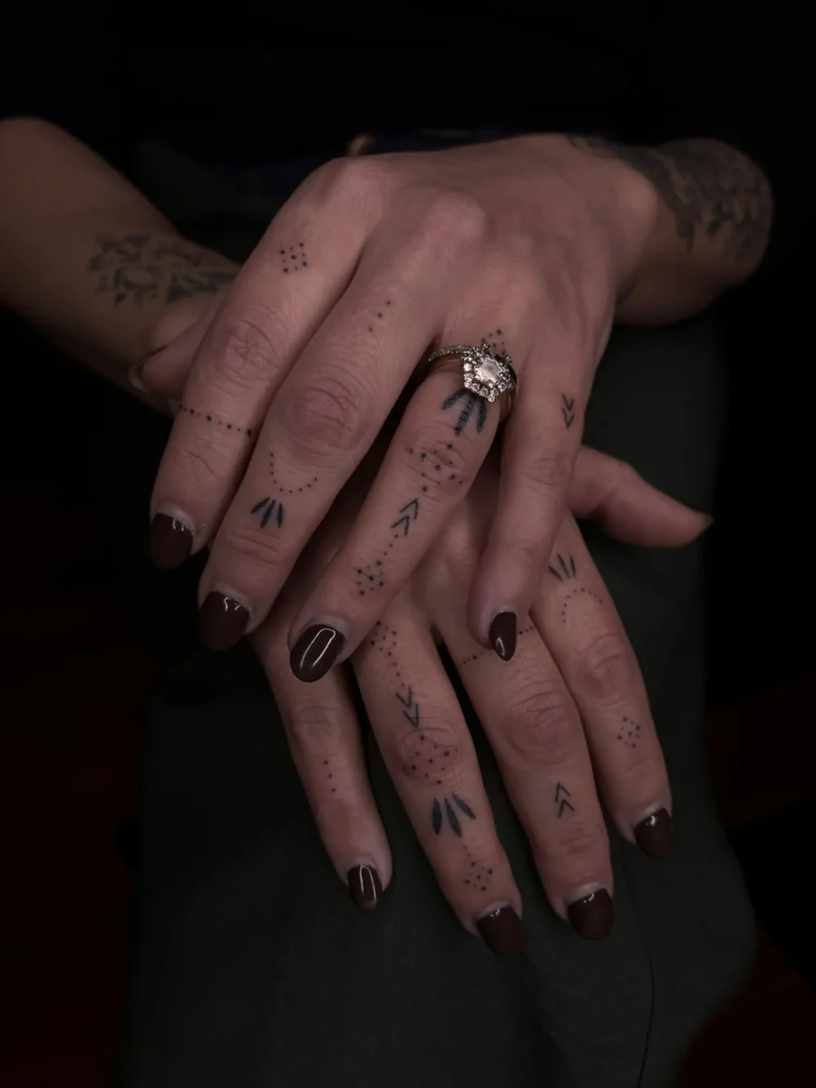 Tatouage handpoke ornemental sur la main ou les doigts, réalisé par Flori Green