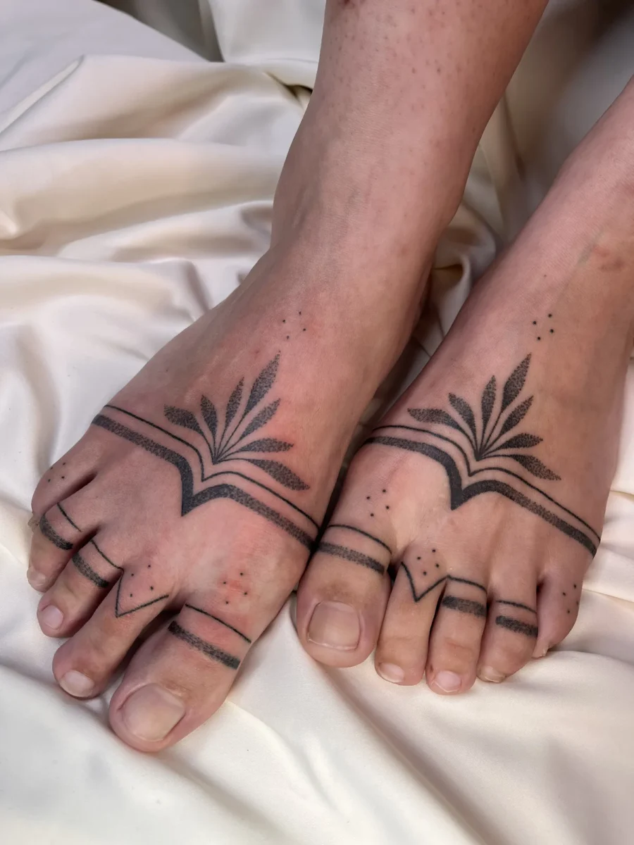 Tatouage handpoke ornemental sur la main ou les doigts, réalisé par Flori Green