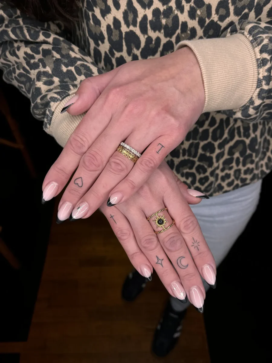 Tatouage handpoke ornemental sur le pied ou la cheville, réalisé par Flori Green