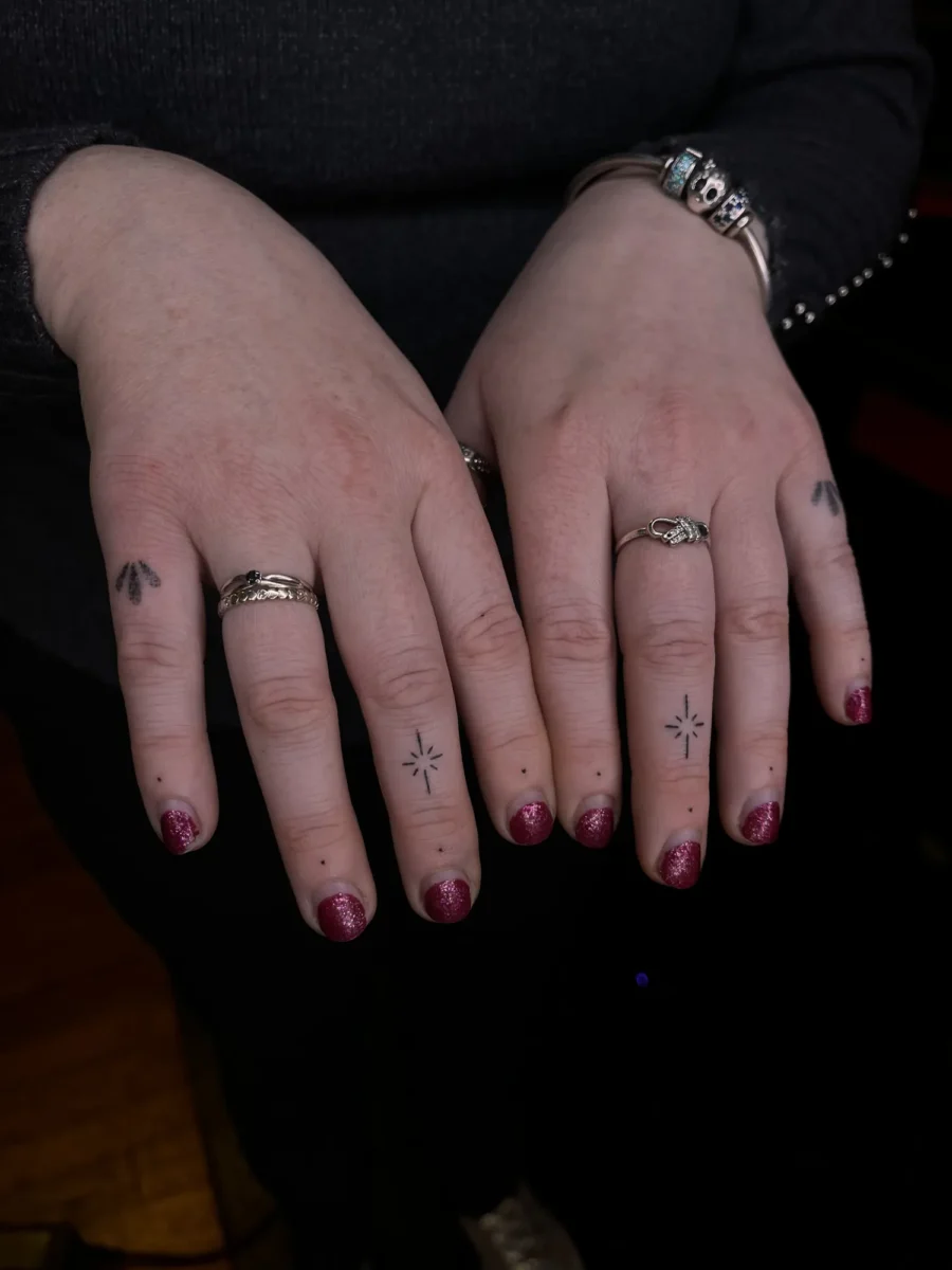 Tatouage handpoke ornemental sur la main ou les doigts, réalisé par Flori Green