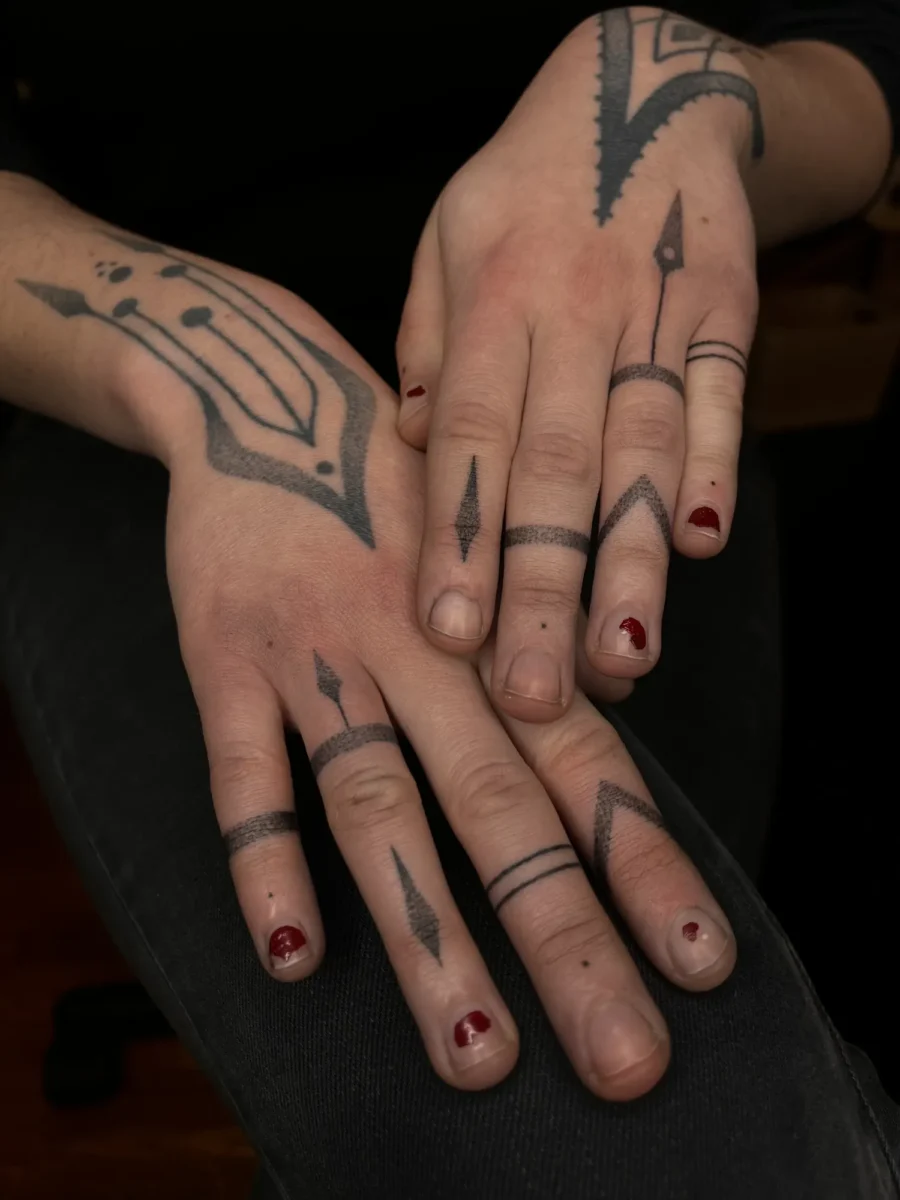 Tatouage handpoke ornemental sur la main ou les doigts, réalisé par Flori Green